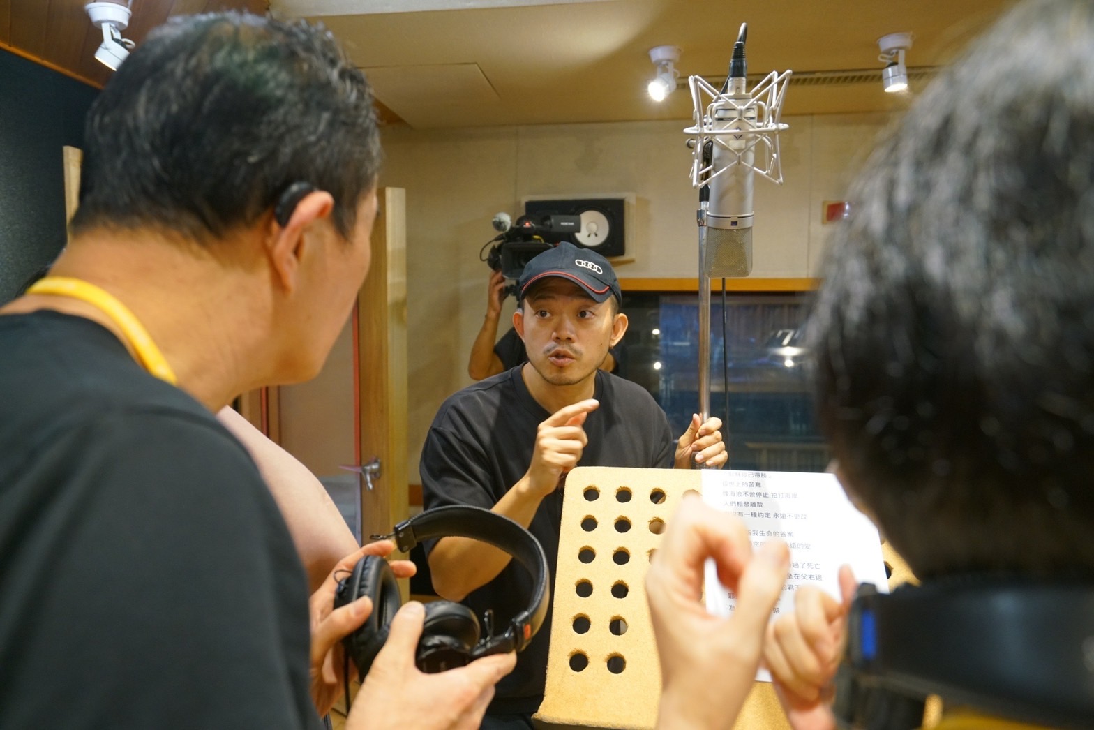 蕭文凱老師帶領大家錄製天韻的歌曲「耶穌祢已得勝」。