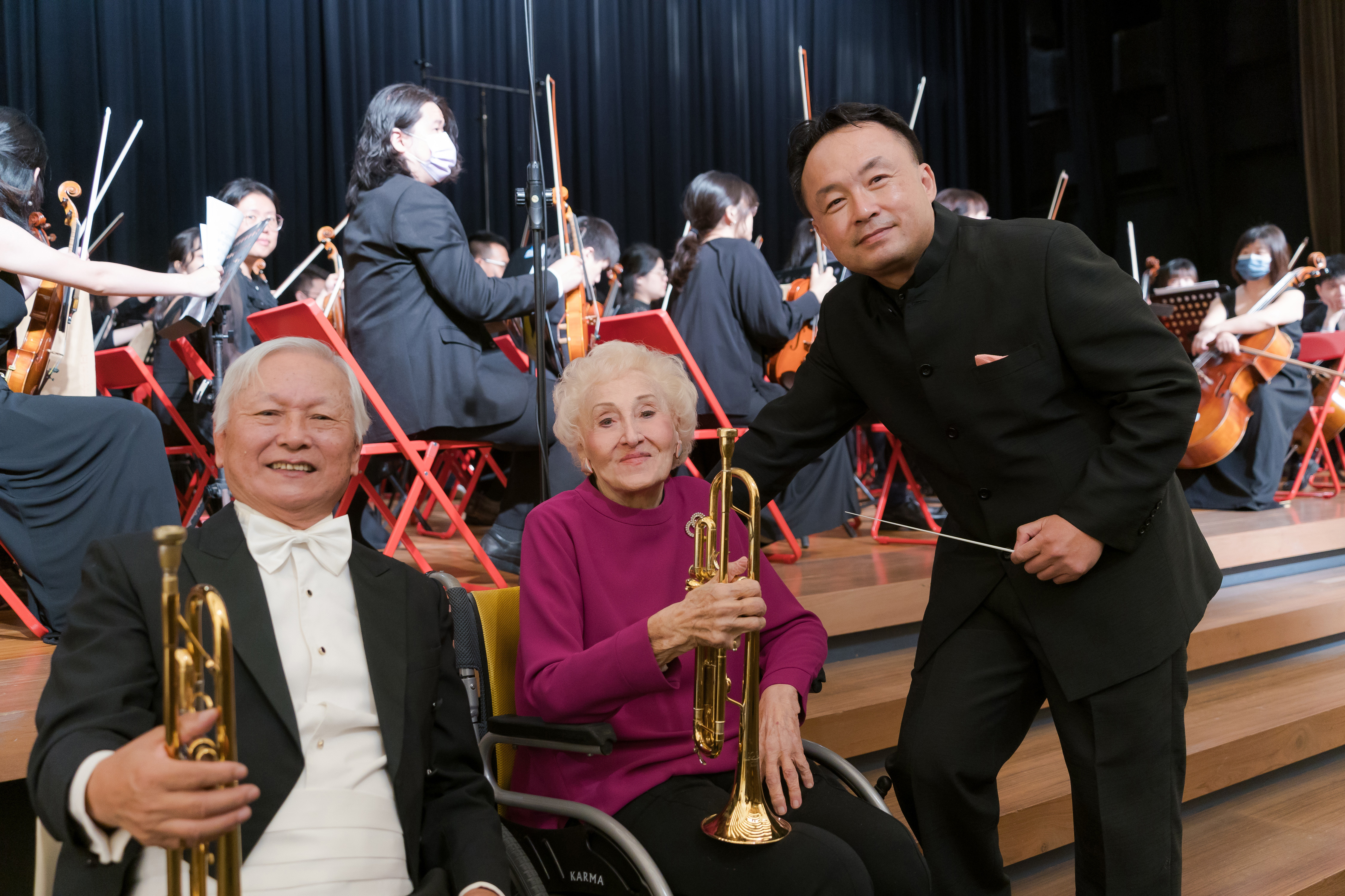 謝北光老師(左)、彭蒙惠老師、歐陽慧剛老師(右)於實踐大學交響樂團與橙樂管弦樂團交流音樂會。