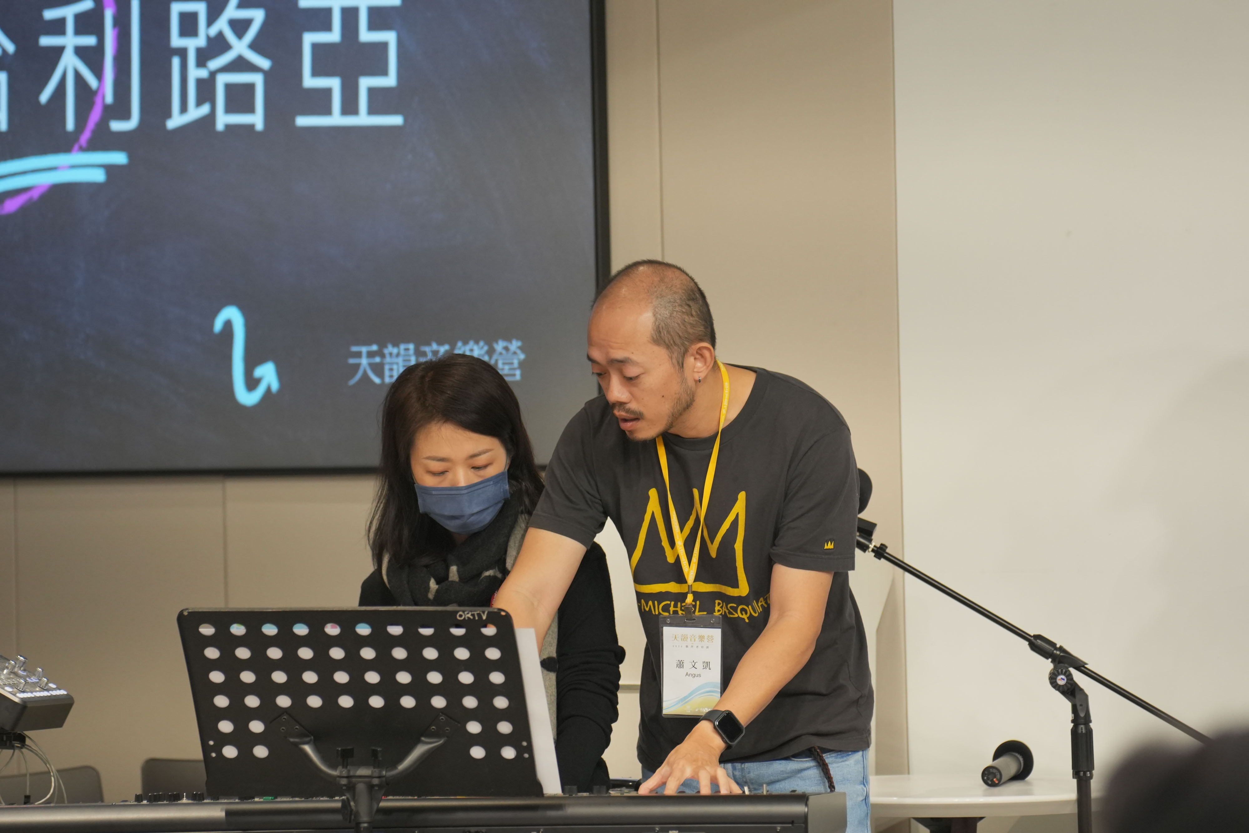 天韻製作人蕭文凱老師(右)現場指導負責Keyboard的學員