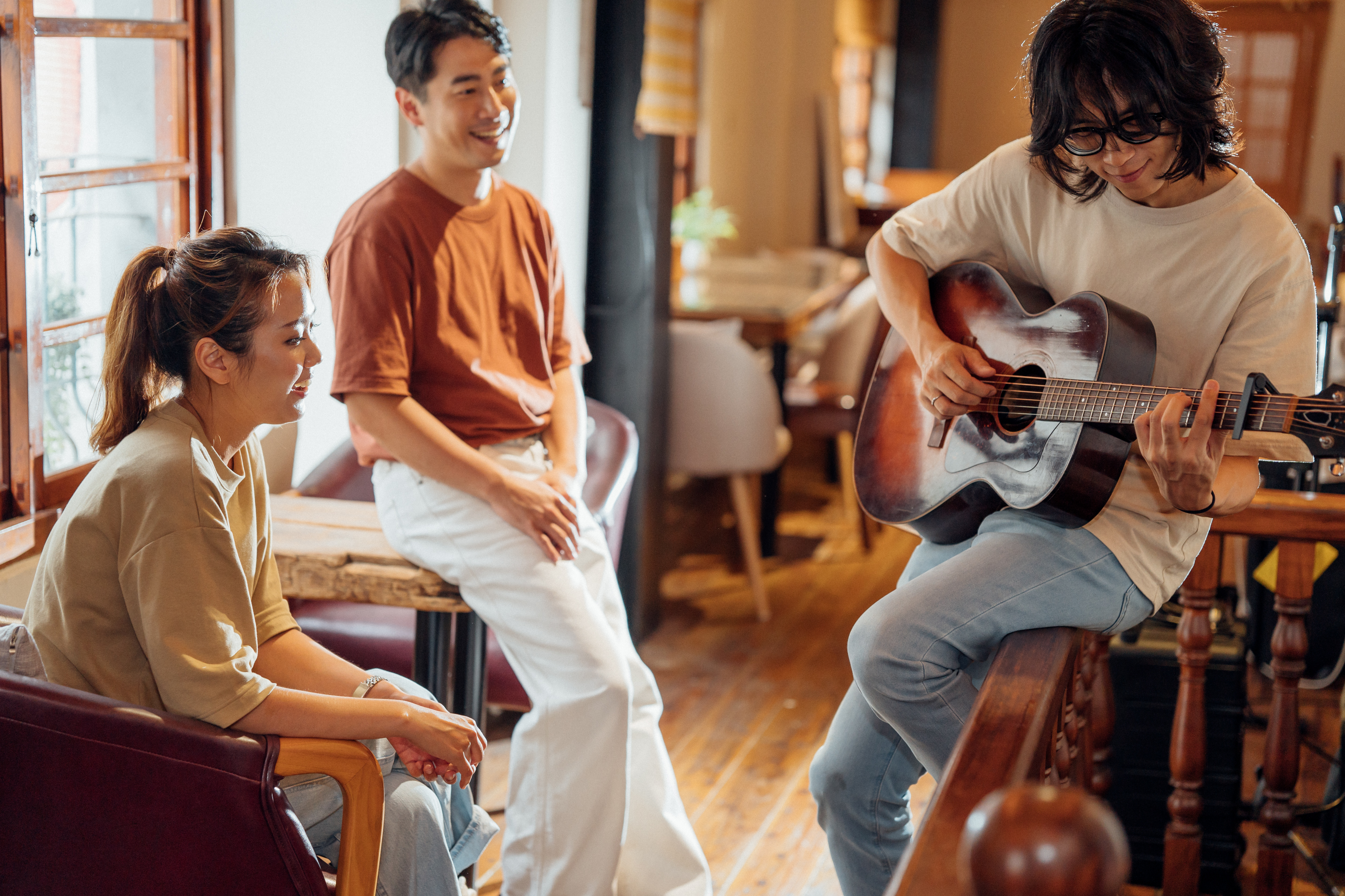 「等待中的讚美」中有不同風格的音樂，希望藉由年輕人可以接受的音樂表現，連結並喚起年輕基督徒對信仰的回應。